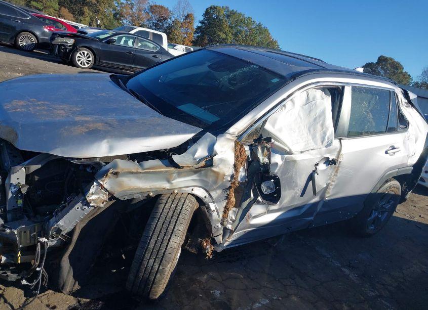 Photo 6 of 2022 Toyota Rav4 XLE (VIN 2T3W1RFV3NC183610)