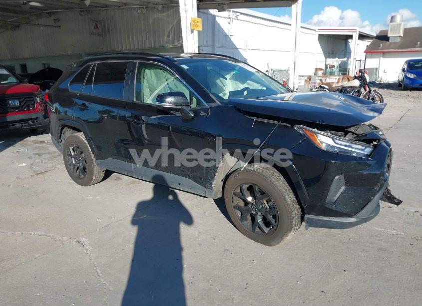 2022 Toyota Rav4 XLE (VIN 2T3W1RFV3NC205105) main photo