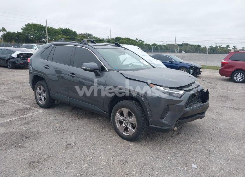 2022 Toyota Rav4 XLE (VIN 2T3W1RFV3NC209767) main photo