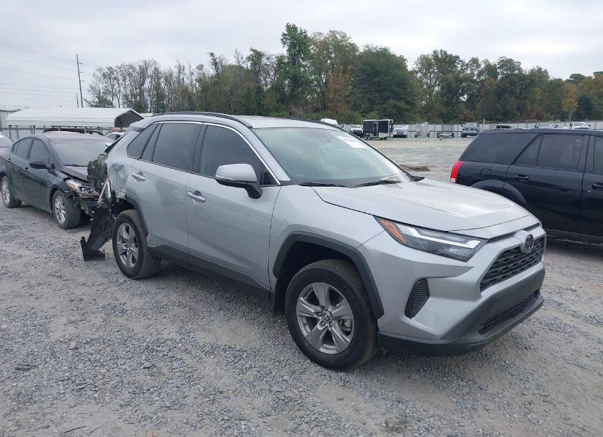 2024 Toyota Rav4 XLE (VIN 2T3W1RFV3RW305015) main photo