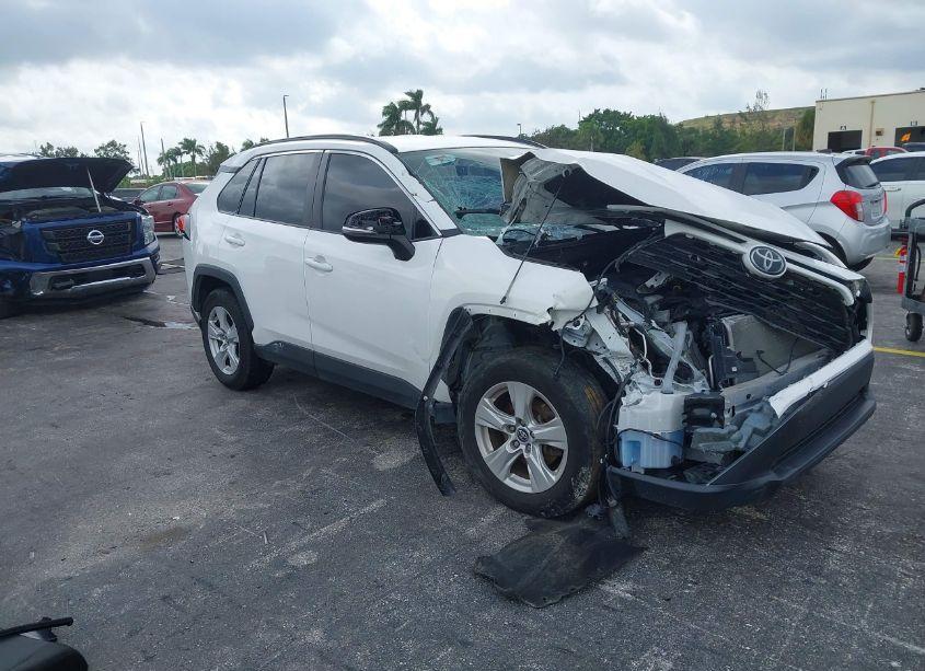 2020 Toyota Rav4 XLE (VIN 2T3W1RFV4LC069371) main photo