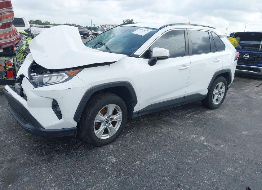 Photo 2 of 2020 Toyota Rav4 XLE (VIN 2T3W1RFV4LC069371)