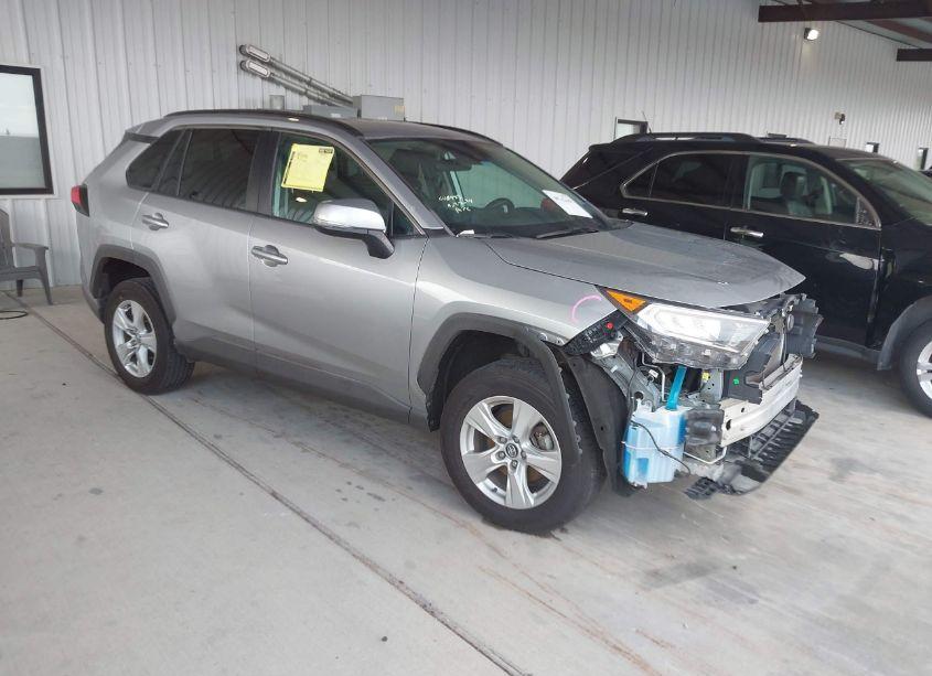 2021 Toyota Rav4 XLE (VIN 2T3W1RFV4MC086124) main photo