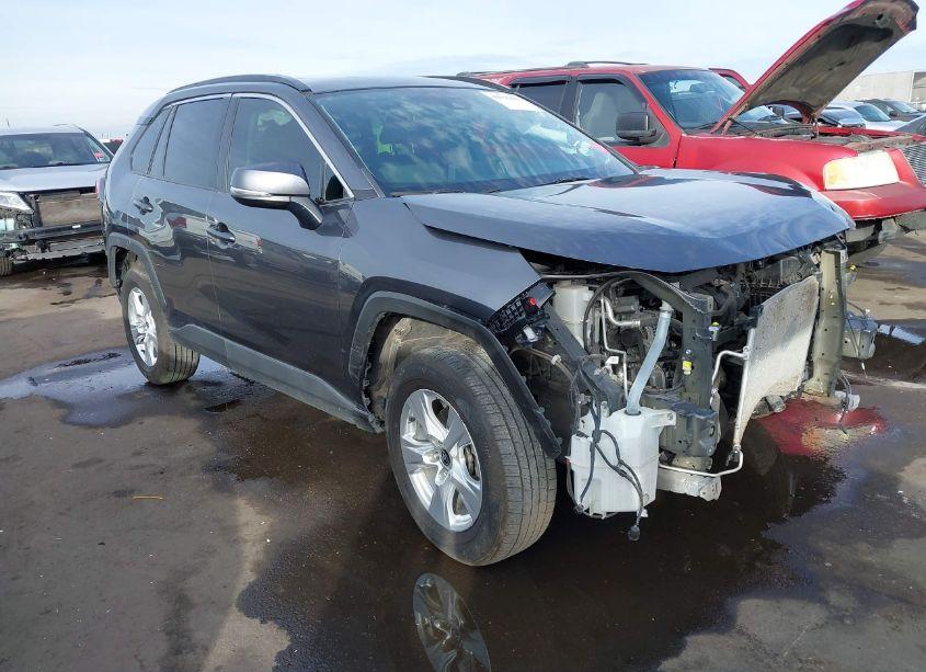 2021 Toyota Rav4 XLE (VIN 2T3W1RFV4MC121180) main photo