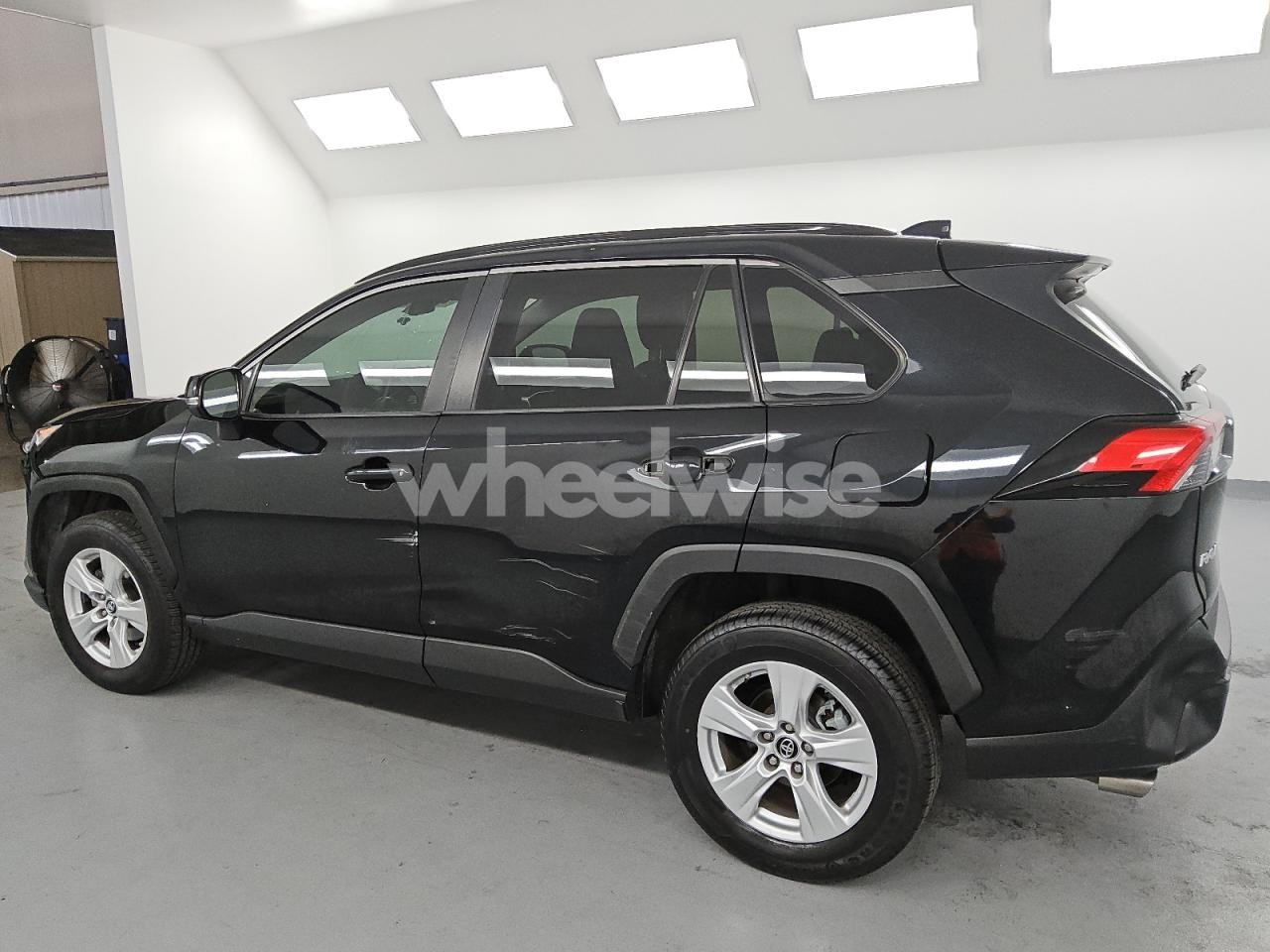 Photo 2 of 2019 TOYOTA RAV4 XLE (VIN 2T3W1RFV5KC024938)
