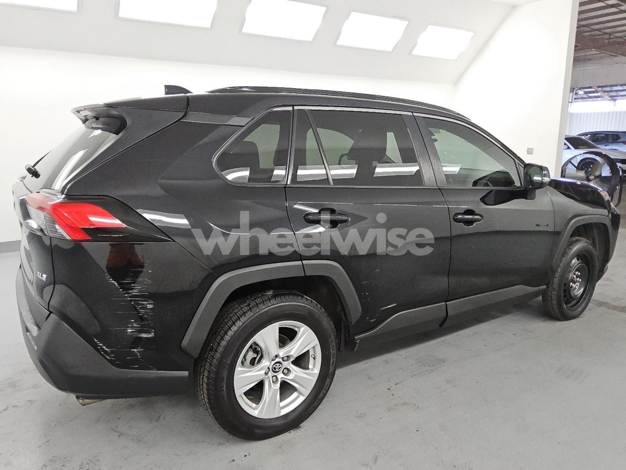 Photo 3 of 2019 TOYOTA RAV4 XLE (VIN 2T3W1RFV5KC024938)