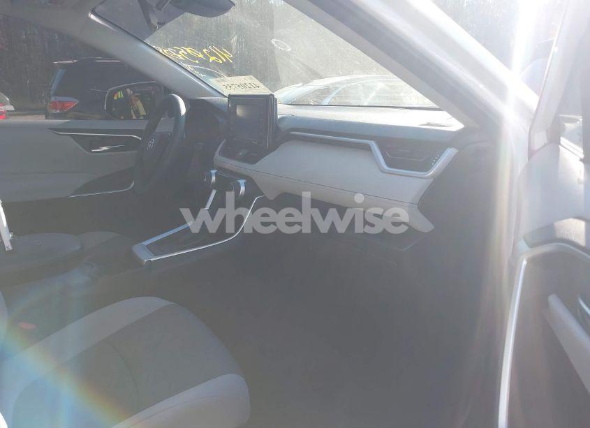 Photo 5 of 2020 Toyota Rav4 XLE (VIN 2T3W1RFV5LW065053)