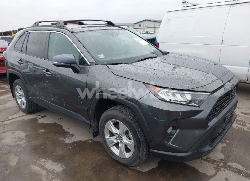 2021 Toyota Rav4 XLE (VIN 2T3W1RFV5MC091333) main photo