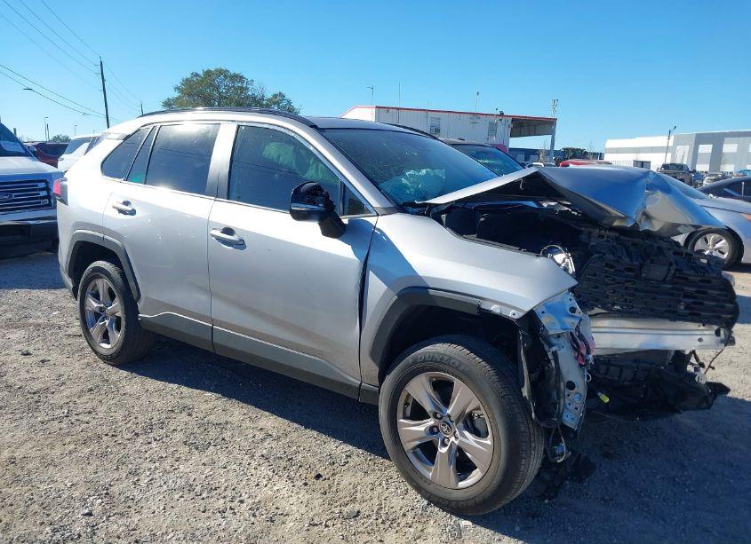 2022 Toyota Rav4 XLE (VIN 2T3W1RFV5NC198254) main photo