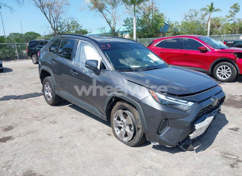 2022 Toyota Rav4 XLE (VIN 2T3W1RFV5NW202544) main photo