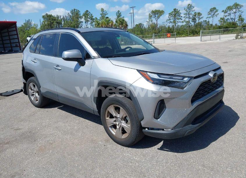 2022 Toyota Rav4 XLE (VIN 2T3W1RFV5NW214323) main photo