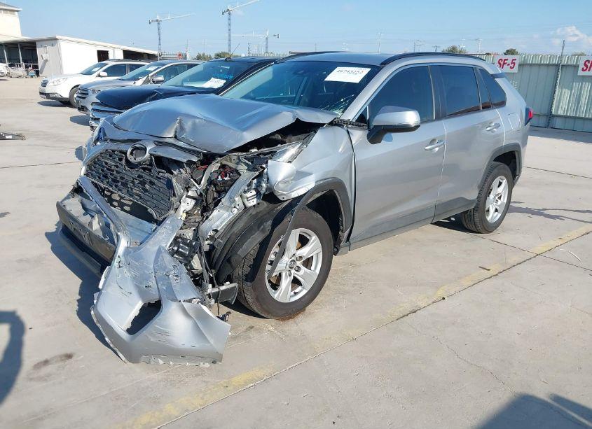 Photo 2 of 2020 Toyota Rav4 XLE (VIN 2T3W1RFV6LW082072)
