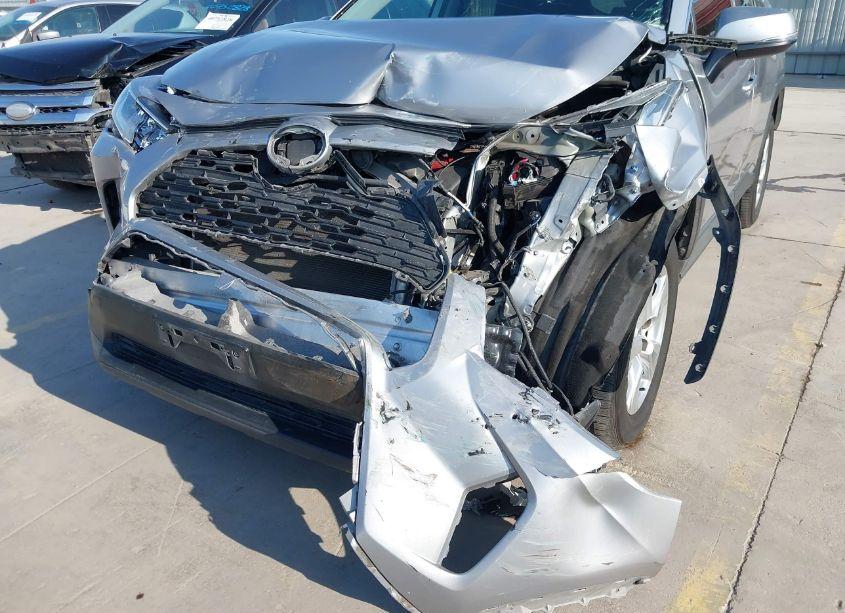 Photo 6 of 2020 Toyota Rav4 XLE (VIN 2T3W1RFV6LW082072)