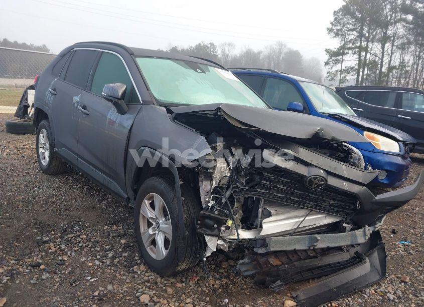 2021 Toyota Rav4 XLE (VIN 2T3W1RFV6MC144332) main photo