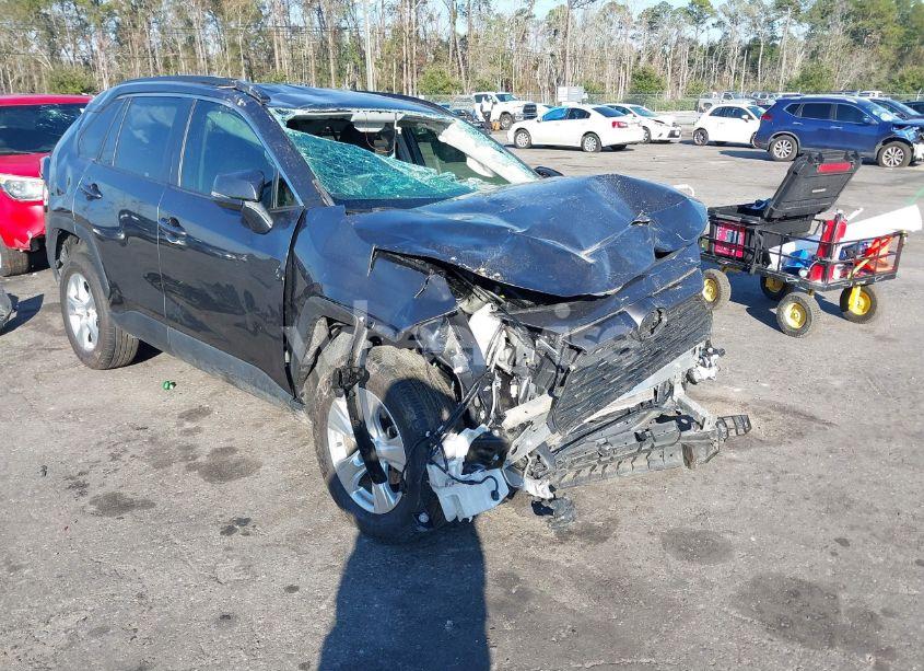 2021 Toyota Rav4 XLE (VIN 2T3W1RFV6MC156058) main photo