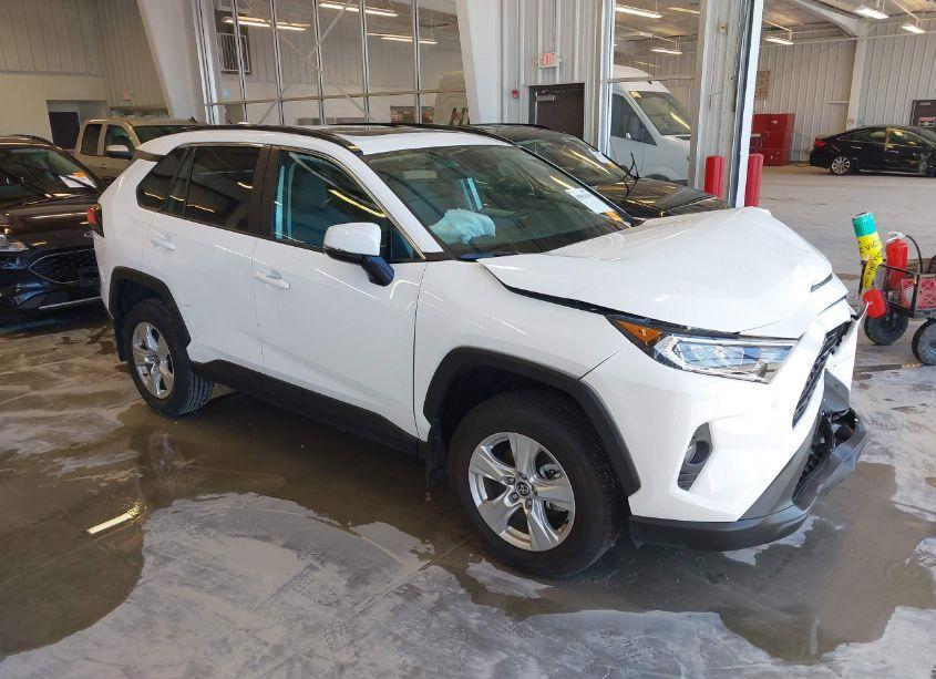 2021 Toyota Rav4 XLE (VIN 2T3W1RFV6MC160269) main photo