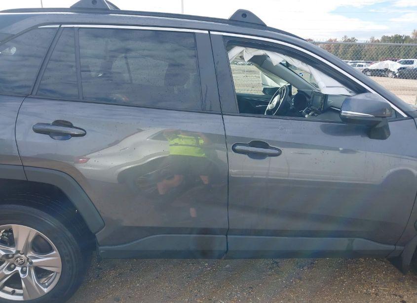 Photo 14 of 2022 Toyota Rav4 XLE (VIN 2T3W1RFV6NW216209)