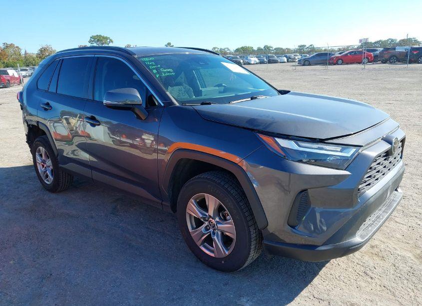 2022 Toyota Rav4 XLE (VIN 2T3W1RFV6NW225010) main photo