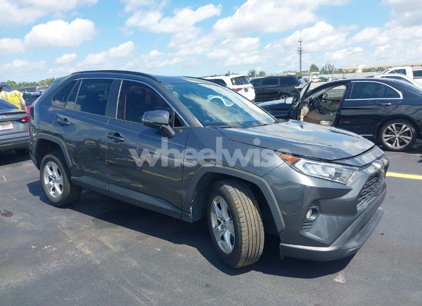 2019 Toyota Rav4 XLE (VIN 2T3W1RFV7KC023595) main photo