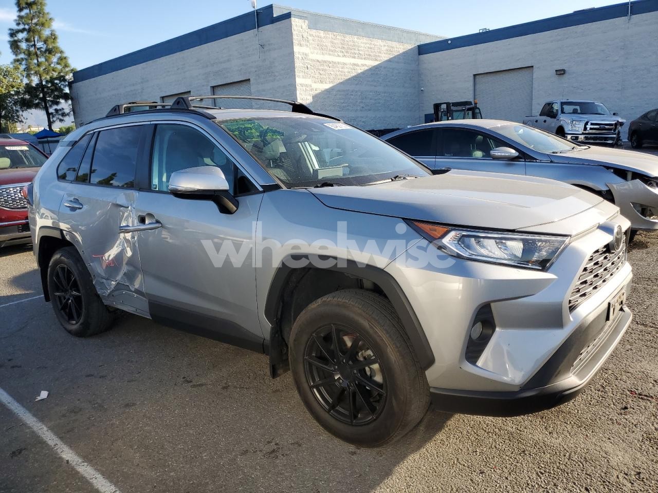 Photo 4 of 2021 TOYOTA RAV4 XLE (VIN 2T3W1RFV7MW156147)