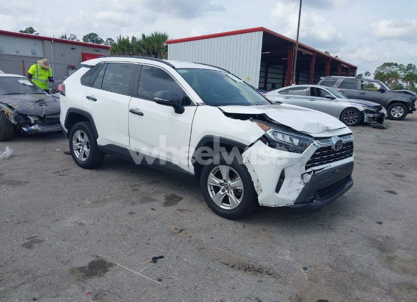 2020 Toyota Rav4 XLE (VIN 2T3W1RFV8LC053206) main photo