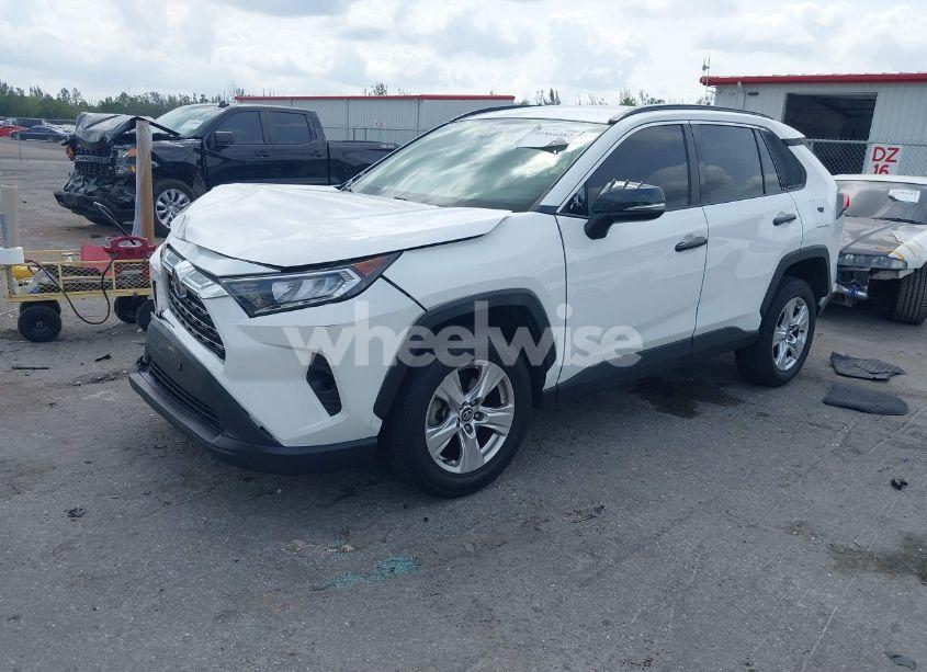 Photo 2 of 2020 Toyota Rav4 XLE (VIN 2T3W1RFV8LC053206)