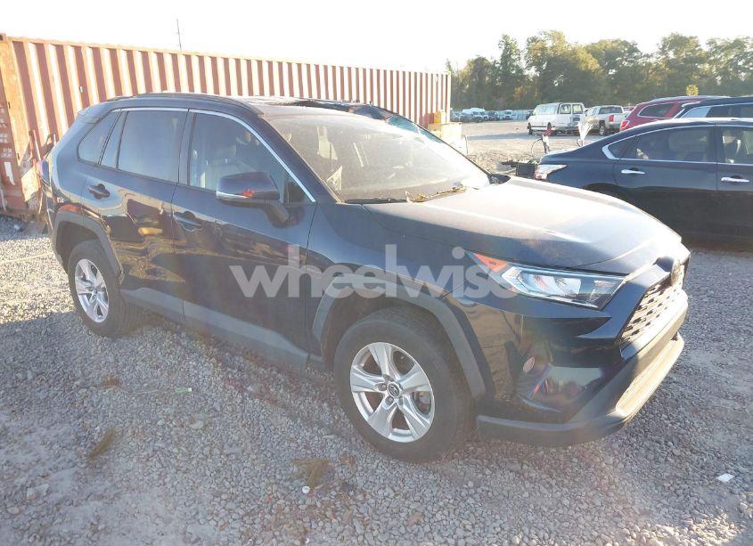 2021 Toyota Rav4 XLE (VIN 2T3W1RFV8MW111251) main photo