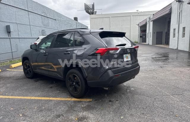 Photo 4 of 2021 TOYOTA RAV4 XLE (VIN 2T3W1RFV8MW114182)