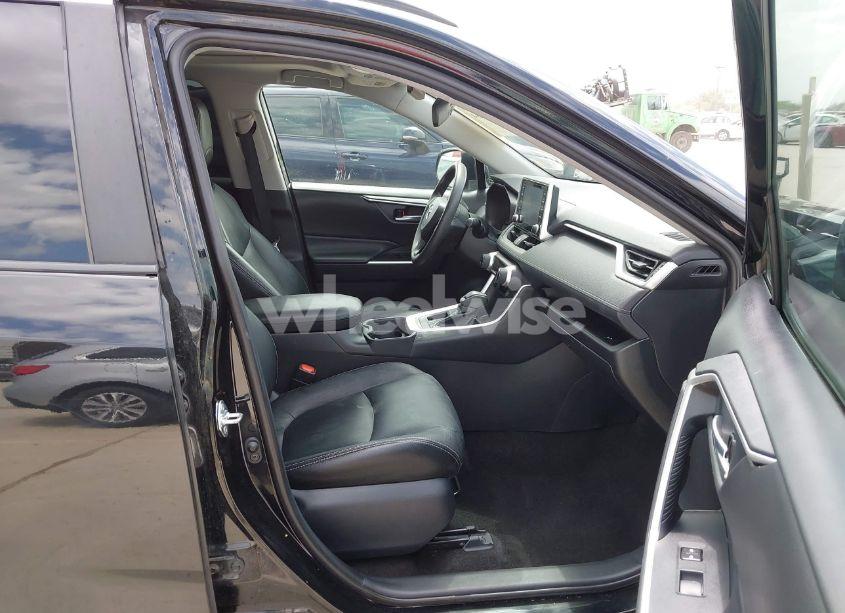 Photo 5 of 2019 Toyota Rav4 XLE (VIN 2T3W1RFV9KC009374)