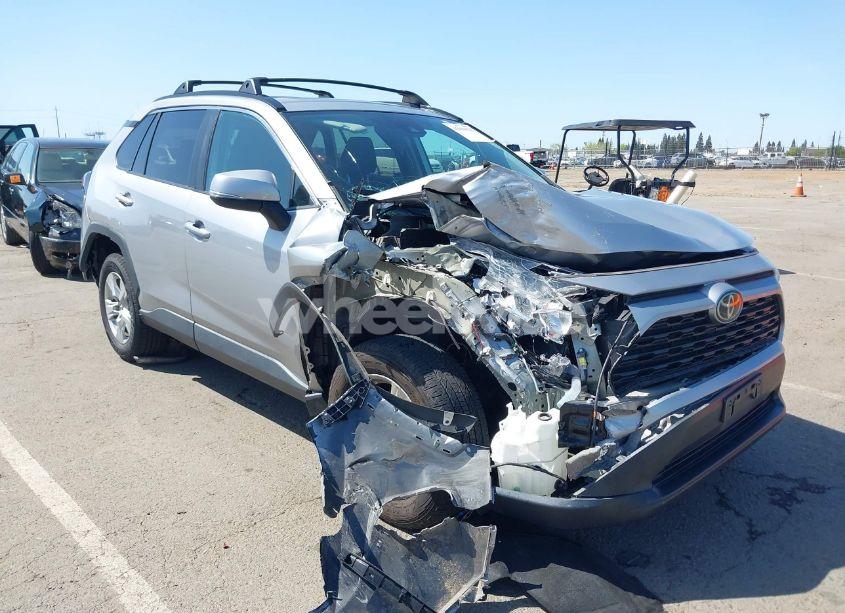 2019 Toyota Rav4 XLE (VIN 2T3W1RFV9KW021118) main photo