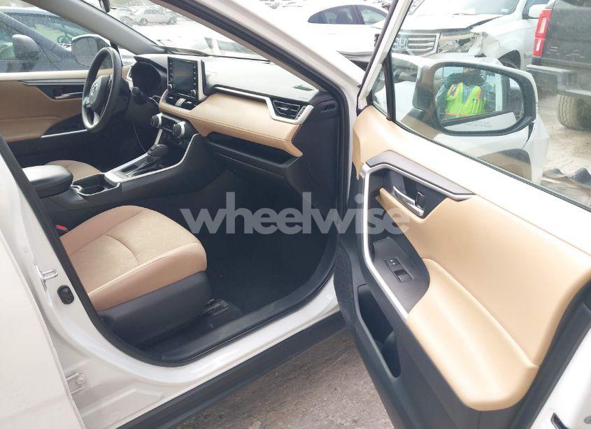 Photo 5 of 2019 Toyota Rav4 XLE (VIN 2T3W1RFV9KW043197)