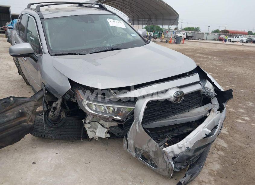 Photo 6 of 2020 Toyota Rav4 XLE (VIN 2T3W1RFV9LC044725)