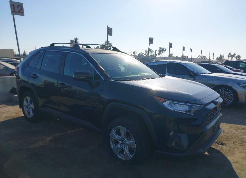 2020 Toyota Rav4 XLE (VIN 2T3W1RFV9LW073043) main photo