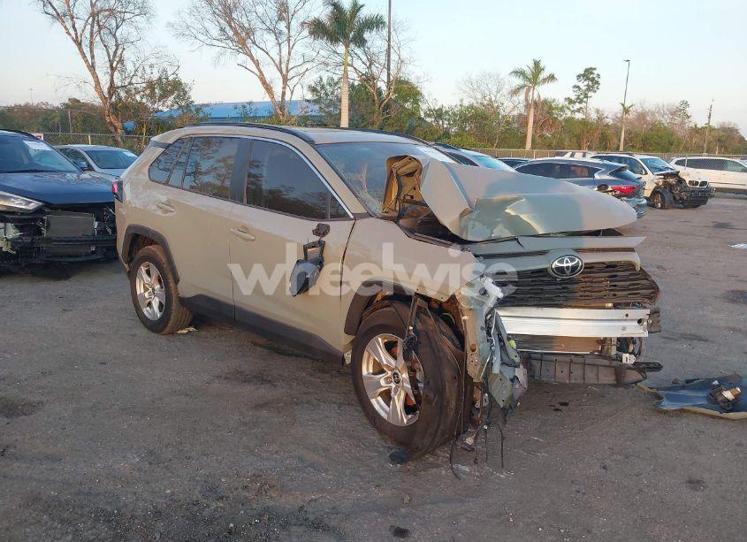 2021 Toyota Rav4 XLE (VIN 2T3W1RFV9MW166274) main photo