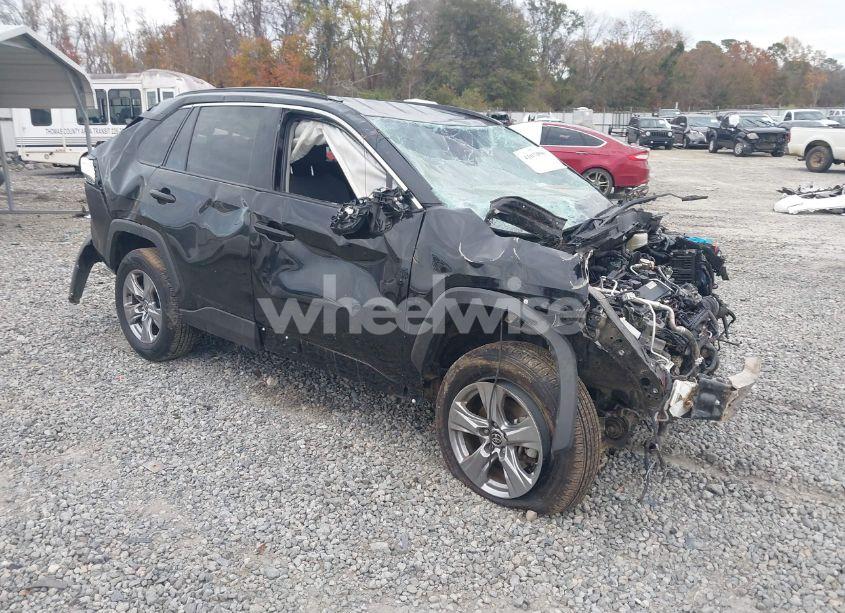 2022 Toyota Rav4 XLE (VIN 2T3W1RFV9NW198840) main photo