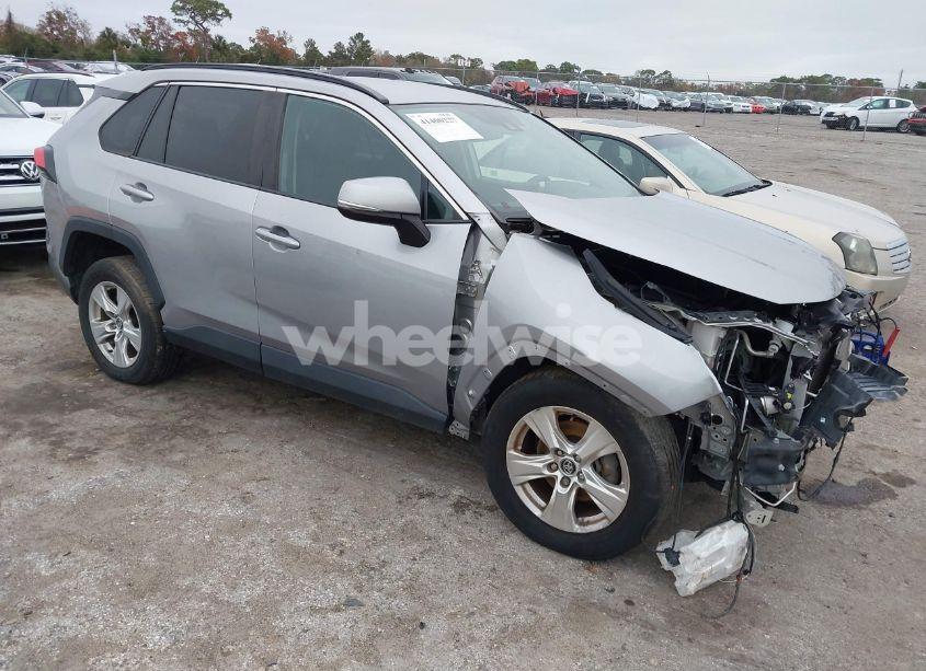 2020 Toyota Rav4 XLE (VIN 2T3W1RFVXLC053224) main photo