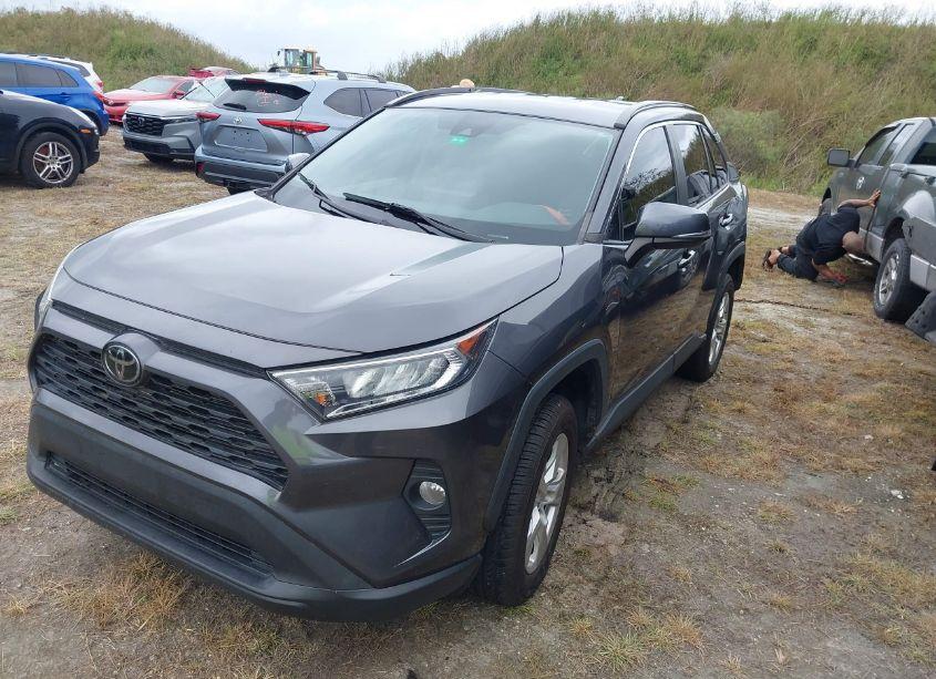 Photo 2 of 2020 Toyota Rav4 XLE (VIN 2T3W1RFVXLW092541)