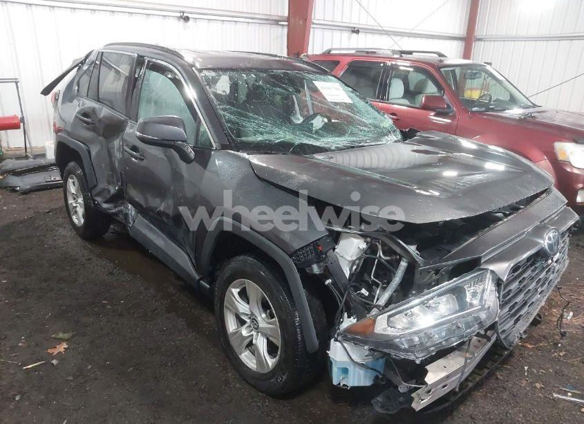 2021 Toyota Rav4 XLE (VIN 2T3W1RFVXMW117830) main photo