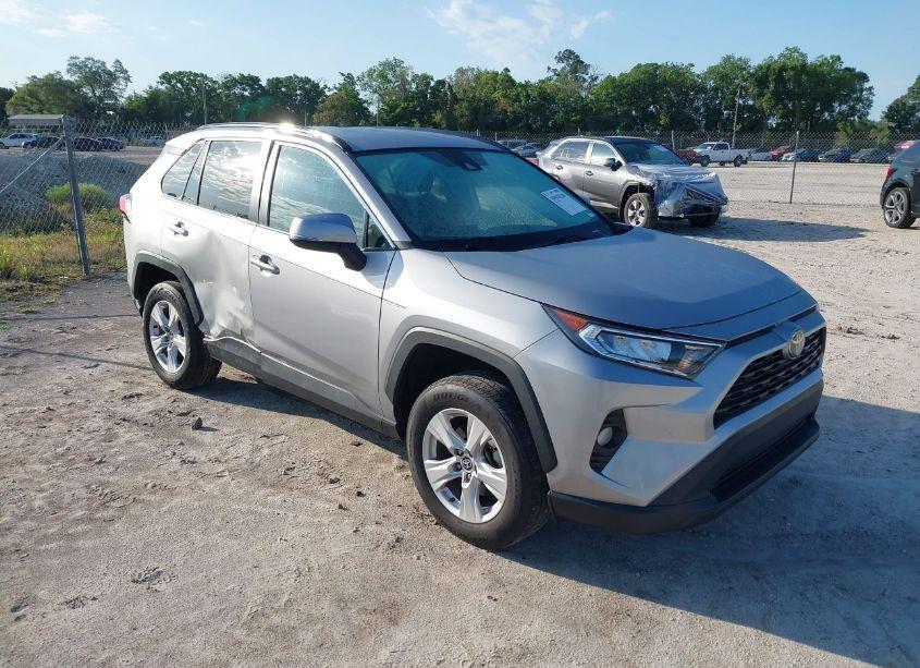 2021 Toyota Rav4 XLE (VIN 2T3W1RFVXMW131405) main photo