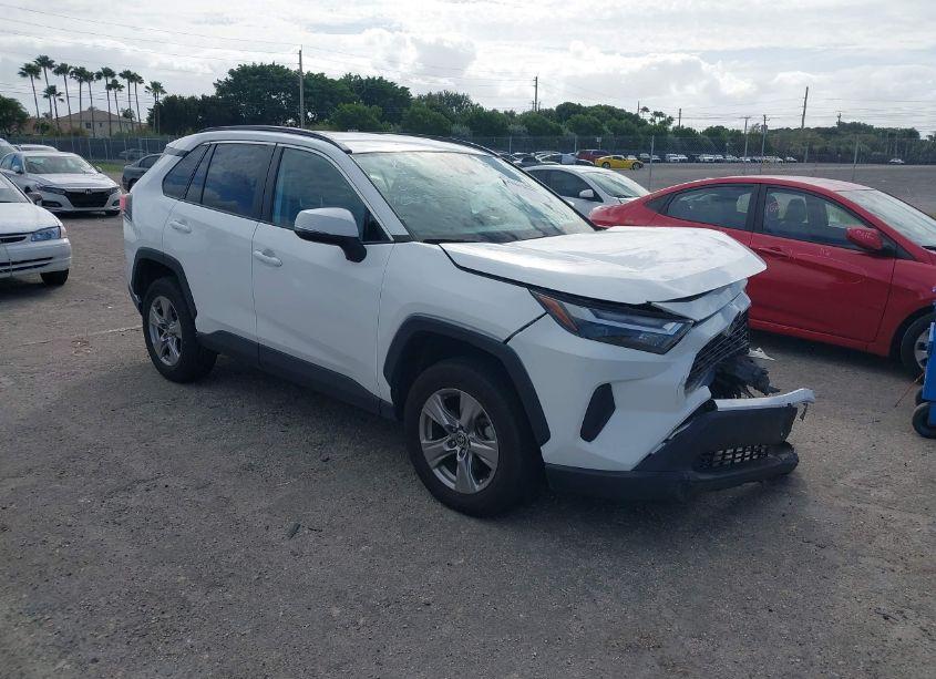 2022 Toyota Rav4 XLE (VIN 2T3W1RFVXNW190830) main photo