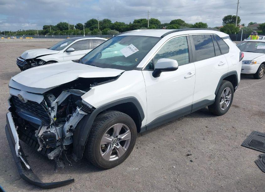 Photo 2 of 2022 Toyota Rav4 XLE (VIN 2T3W1RFVXNW190830)