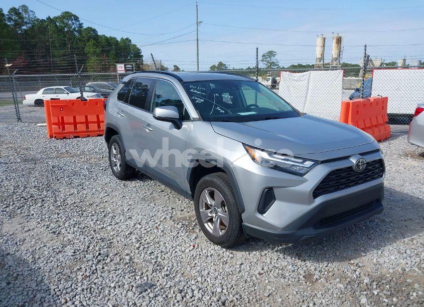 2022 Toyota Rav4 XLE (VIN 2T3W1RFVXNW191038) main photo