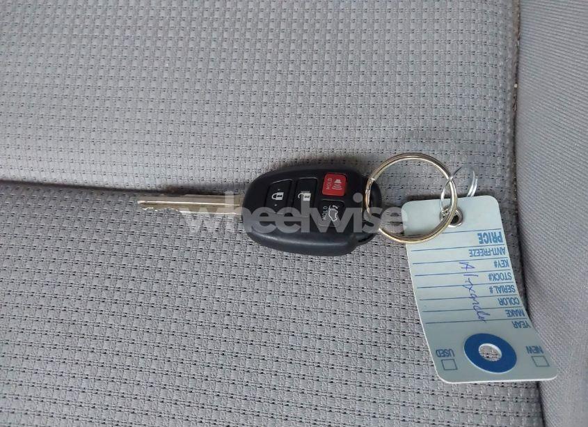 Photo 11 of 2016 Toyota Rav4 XLE (VIN 2T3WFREV0GW252533)