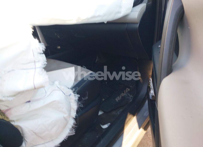 Photo 5 of 2016 Toyota Rav4 XLE (VIN 2T3WFREV0GW282440)