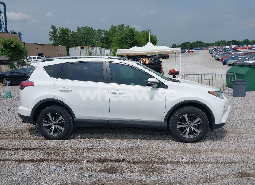 Photo 13 of 2018 Toyota Rav4 XLE (VIN 2T3WFREV0JW424275)