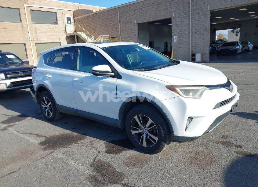 2018 Toyota Rav4 XLE (VIN 2T3WFREV3JW446948) main photo
