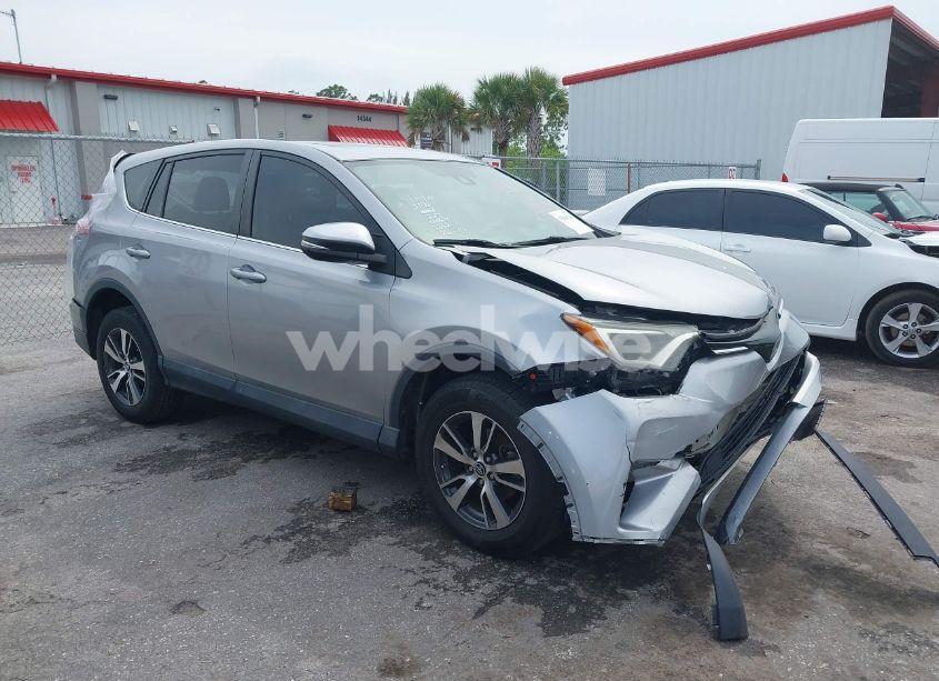 2018 Toyota Rav4 XLE (VIN 2T3WFREV4JW410069) main photo