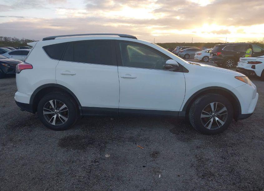 Photo 13 of 2018 Toyota Rav4 XLE (VIN 2T3WFREV5JW428175)