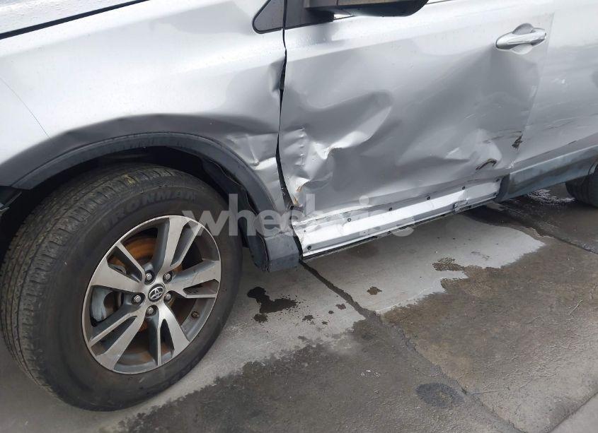 Photo 6 of 2016 Toyota Rav4 XLE (VIN 2T3WFREV7GW251931)