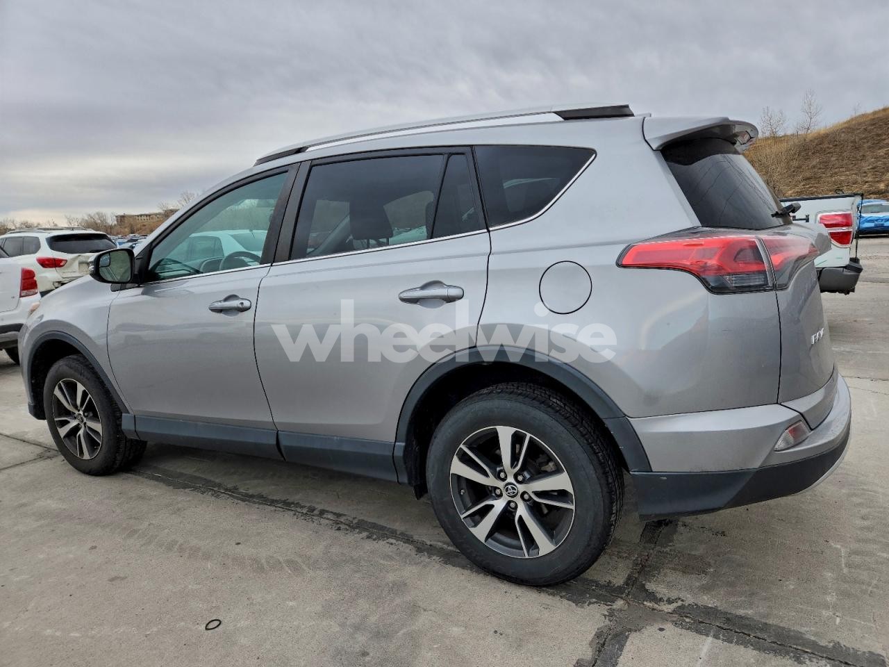 Photo 2 of 2016 TOYOTA RAV4 XLE (VIN 2T3WFREV9GW241630)